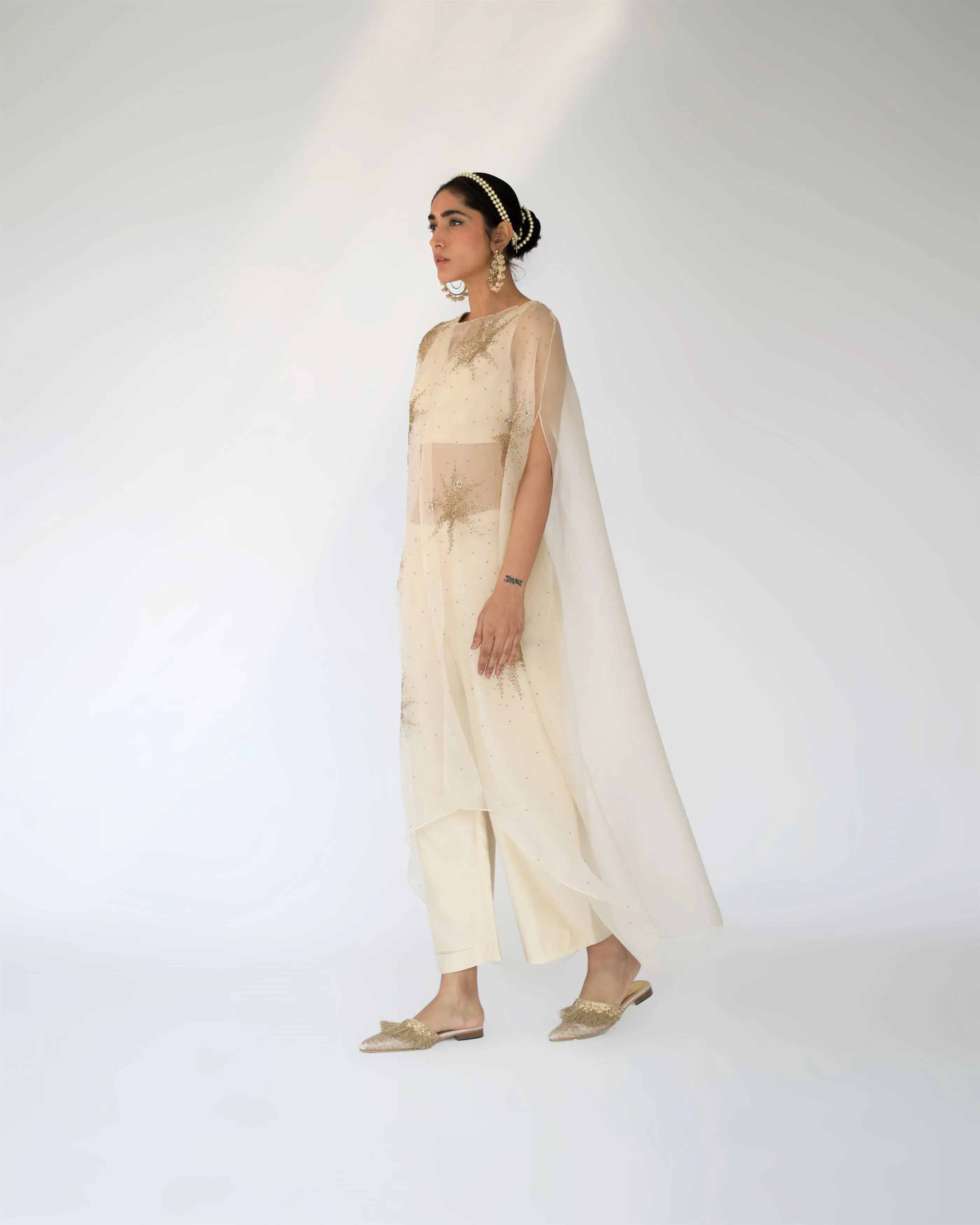 Shikha Mehta Chan Beige Zoe Organza Cape Set Silk Organza Silk Chanderi Beige Hana Ss21F-Bz