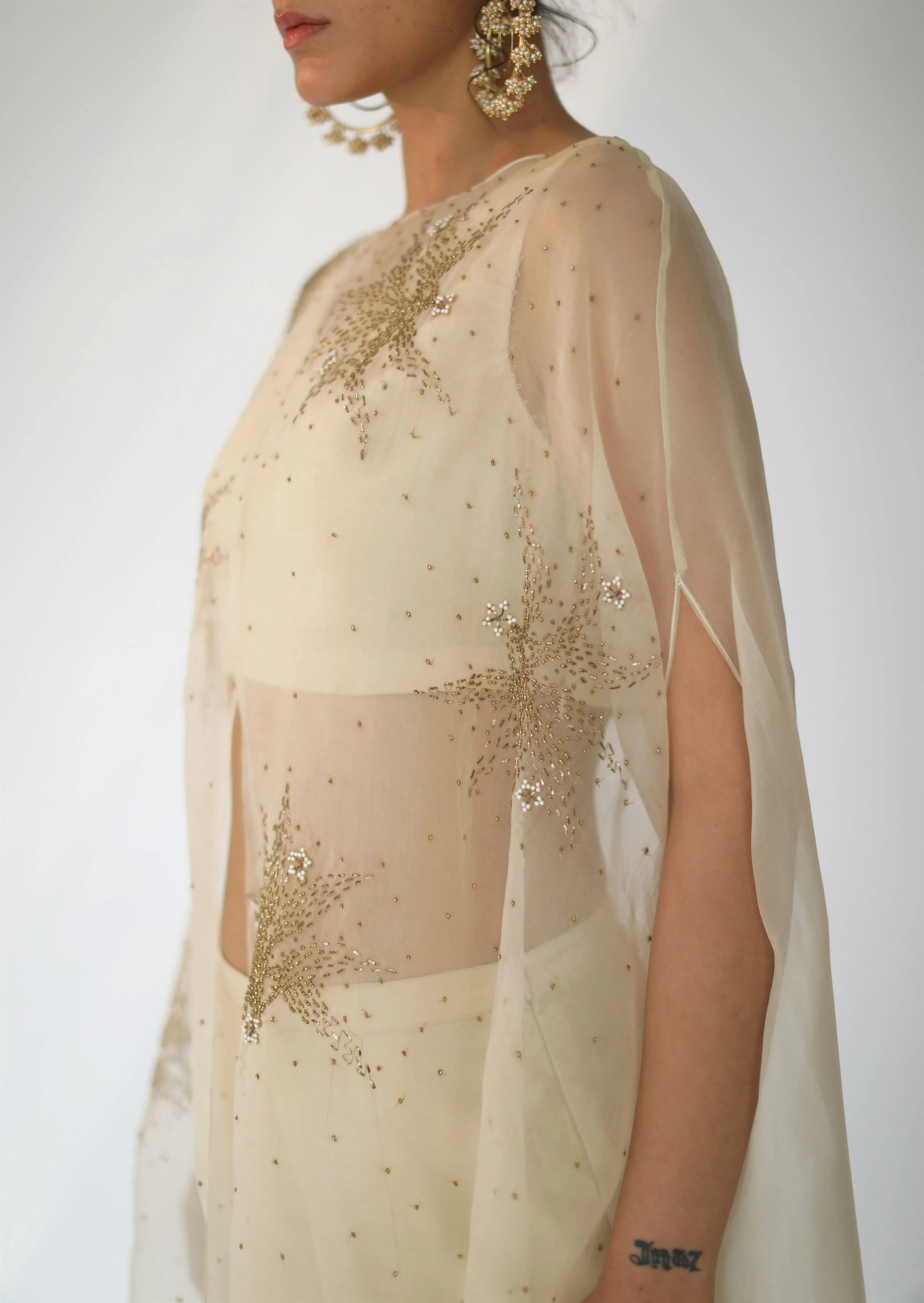 Shikha Mehta Chan Beige Zoe Organza Cape Set Silk Organza Silk Chanderi Beige Hana Ss21F-Bz
